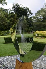Un bon prix. Sculpture extérieure ronde contemporaine en art polie par miroir en métal pour le jardin en ligne