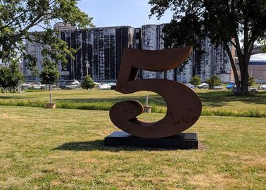Un bon prix. Sculpture en acier en Corten de décor de jardin du numéro 5 pour extérieur, stabilité de corrosion en ligne