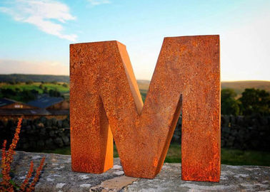 Un bon prix. Sculpture extérieure rouillée en acier en métal de la lettre M de paysage de sculpture en Corten de décoration de parc en ligne
