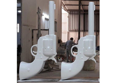 Un bon prix. Grande sculpture publique contemporaine blanche peinte en arme à feu en métal pour extérieur en ligne