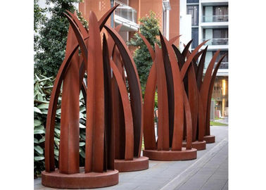Un bon prix. Sculpture en acier en feuille de Corten de jardin rouillé contemporain de soudure en ligne
