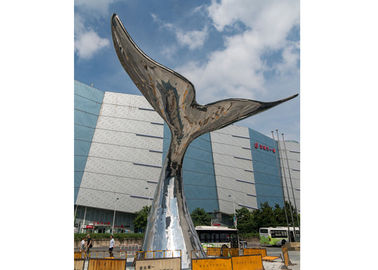 Un bon prix. Grande sculpture contemporaine en queue de baleine d'acier inoxydable pour le paysage urbain en ligne