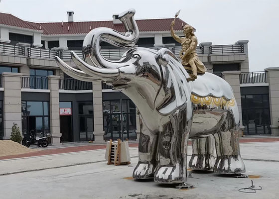 Un bon prix. Homme en laiton grandeur nature reposant la sculpture en éléphant d'acier inoxydable en ligne
