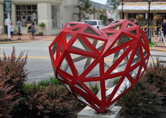Un bon prix. Le contemporain a peint la sculpture en jardin de coeur d'acier inoxydable en ligne