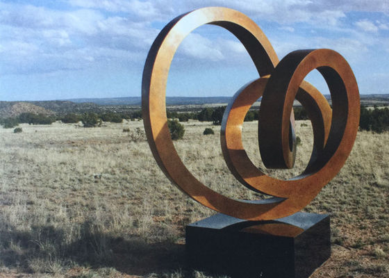 Un bon prix. Sculpture en acier en Corten de résumé contemporain avec la base de granit en ligne
