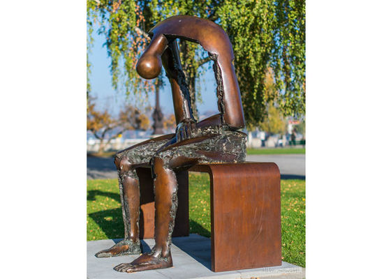 Un bon prix. Homme en bronze de moulage grandeur nature s'asseyant sur la statue de banc en ligne
