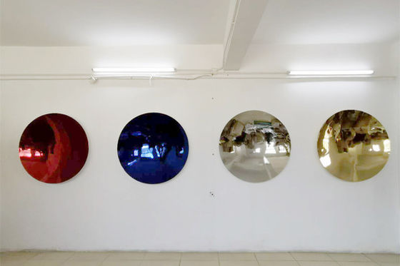 Un bon prix. Sculpture en miroir concave de circulaire d'acier inoxydable de couleur par Anish Kapoor en ligne