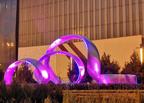 Un bon prix. Sculpture abstraite légère extérieure en acier inoxydable de ruban d'OEM en ligne