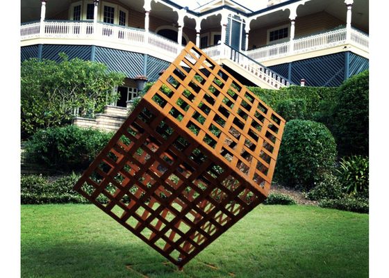 Un bon prix. Taille géométrique en acier contemporaine de la sculpture 200cm en Corten en ligne