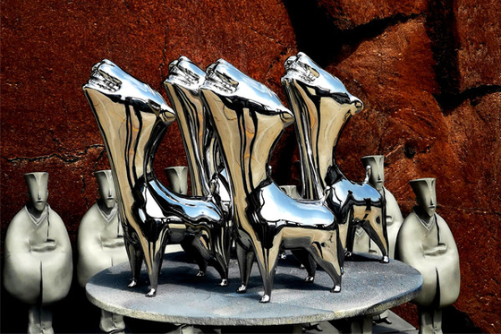 Le miroir riant de chien de décor de sculpture animale moderne à la maison en acier inoxydable a poli